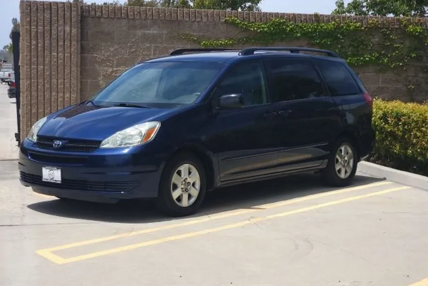2005 Toyota Sienna LE photo 1