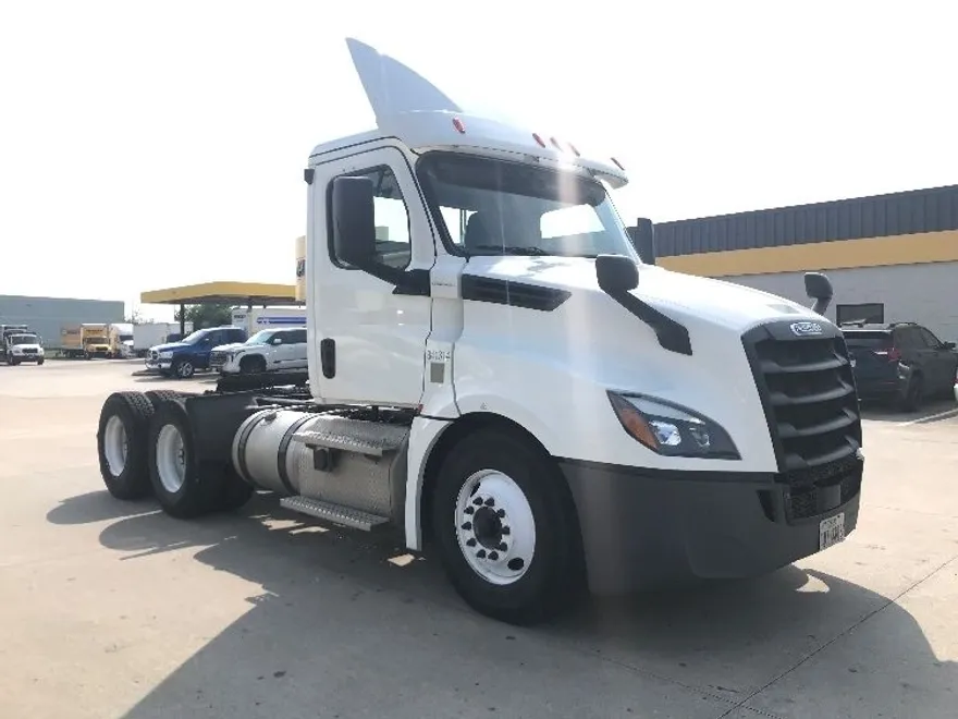 2020 Freightliner Cascadia 126" Day cab photo 1