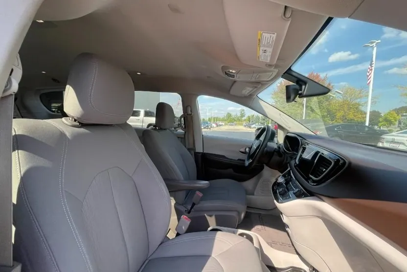 2017 Chrysler Pacifica Touring photo 1