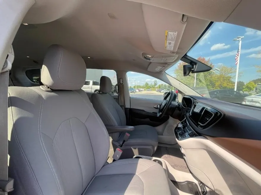2017 Chrysler Pacifica Touring photo 1