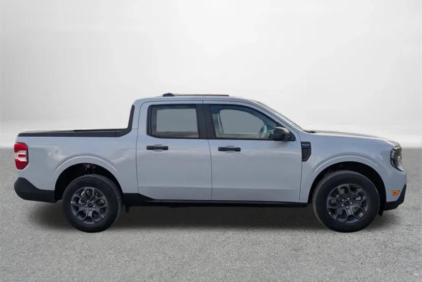 2025 Ford Maverick XLT photo 1