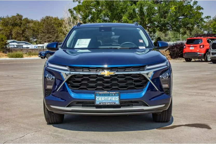 2024 Chevrolet Trax LT photo 1