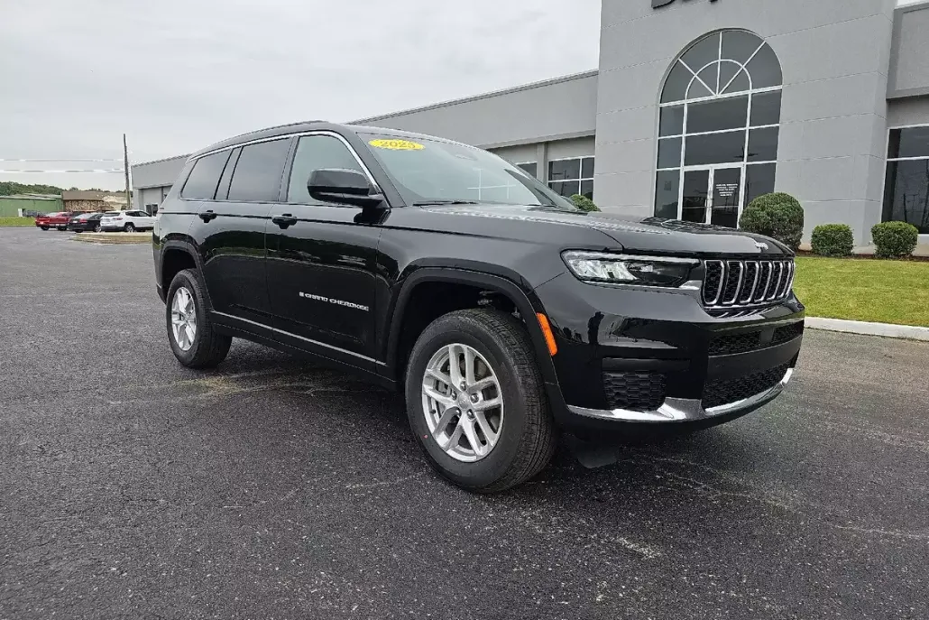 2025 Jeep Grand Cherokee Laredo photo 1