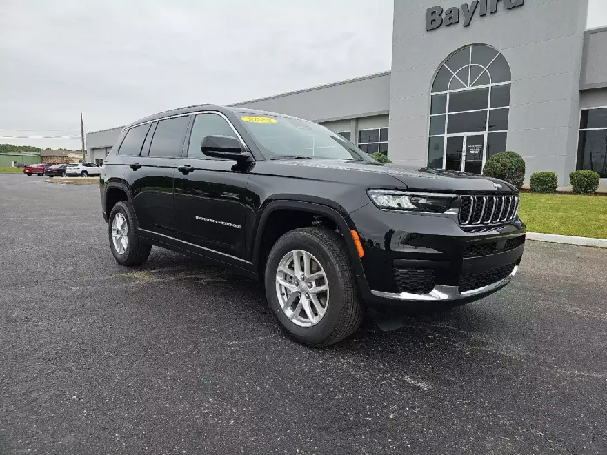 2025 Jeep Grand Cherokee Laredo photo 1