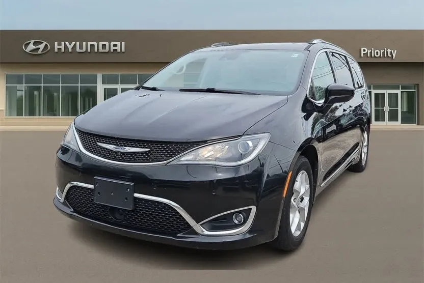 2019 Chrysler Pacifica Touring Plus photo 1