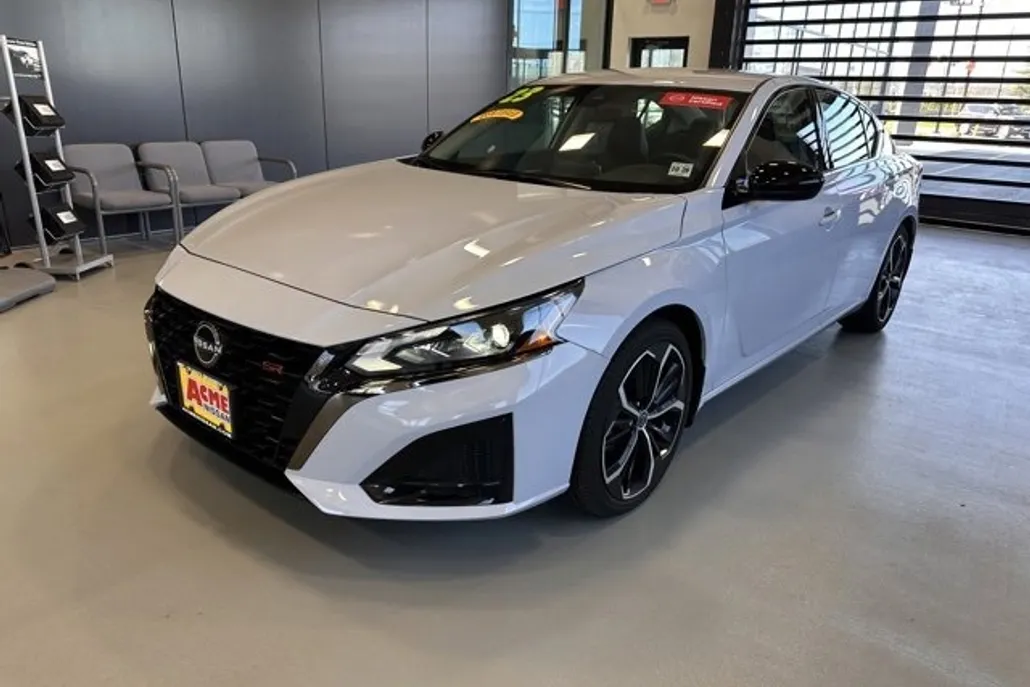 2023 Nissan Altima 2.5 SR photo 1