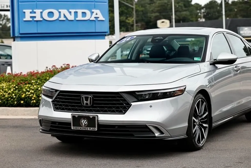 2024 Honda Accord Hybrid Touring photo 1