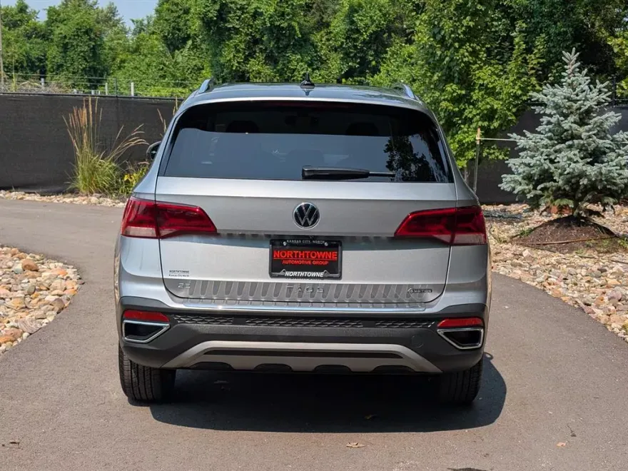 2024 Volkswagen Taos SE photo 1