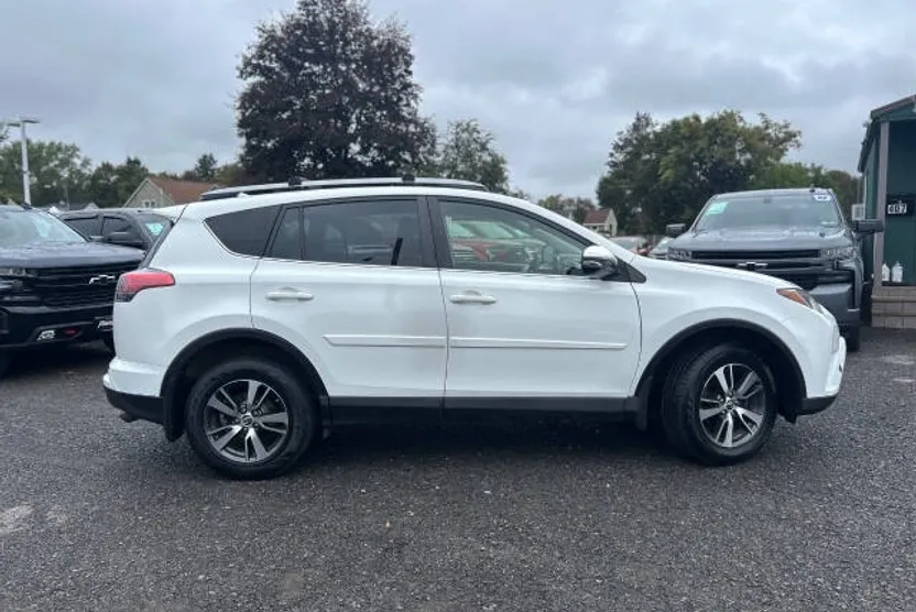 2018 Toyota RAV4 XLE photo 1