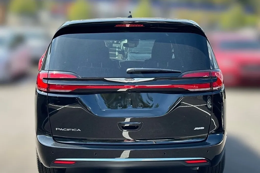 2026 Chrysler Pacifica photo 1