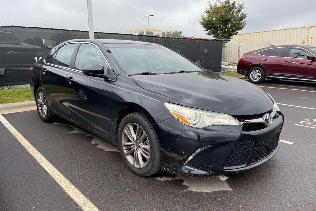 2016 Toyota Camry SE photo 1