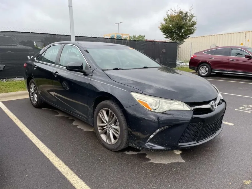 2016 Toyota Camry SE photo 1