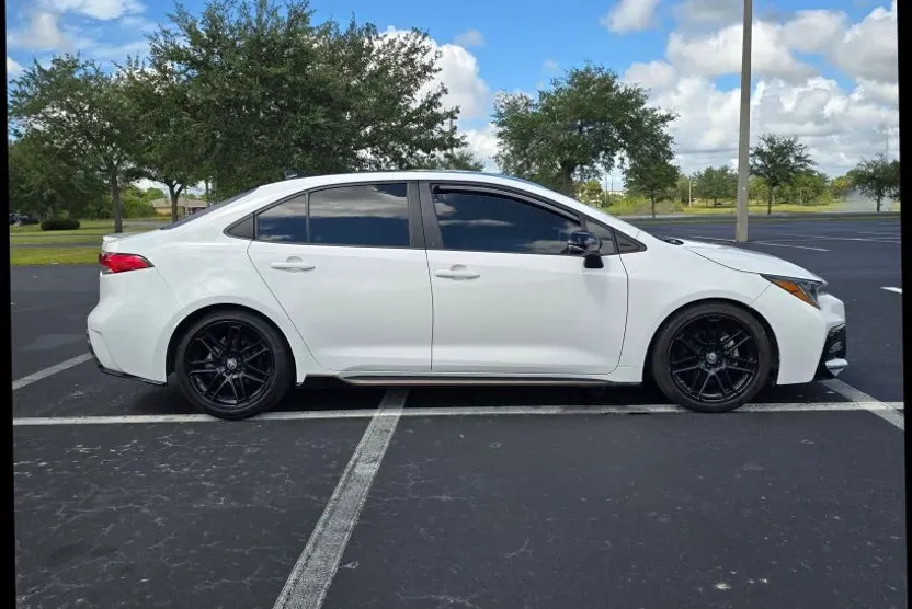 2021 Toyota Corolla SE photo 1