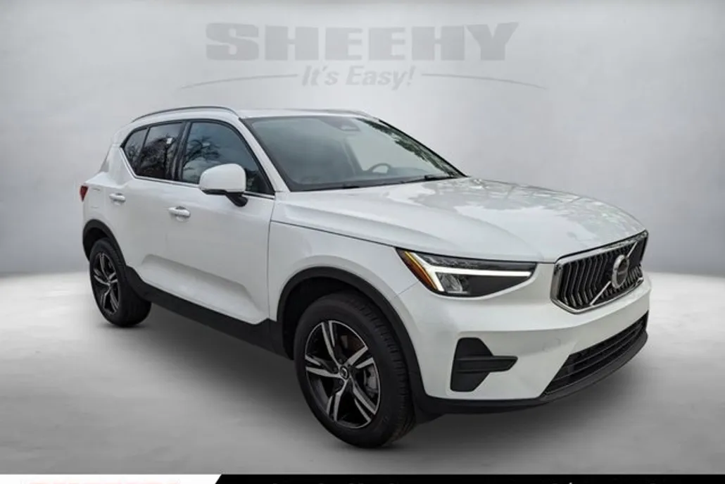 2025 Volvo XC40 Core photo 1