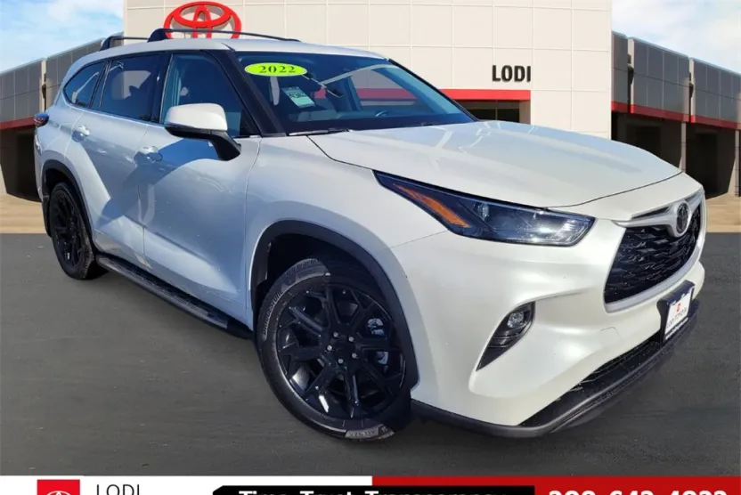 2022 Toyota Highlander LE photo 1