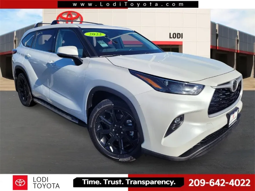 2022 Toyota Highlander LE photo 1