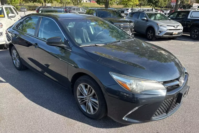 2016 Toyota Camry SE photo 1