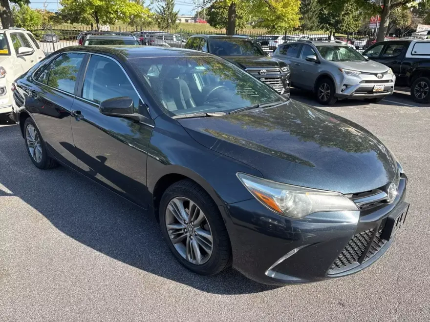 2016 Toyota Camry SE photo 1