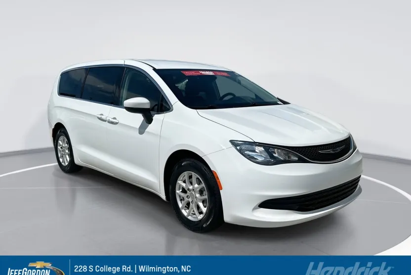 2017 Chrysler Pacifica Touring photo 1