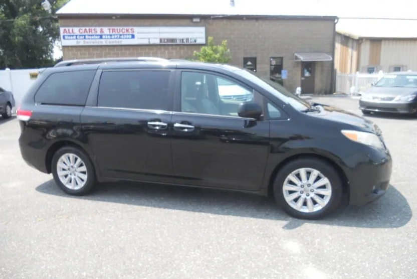 2012 Toyota Sienna XLE photo 1
