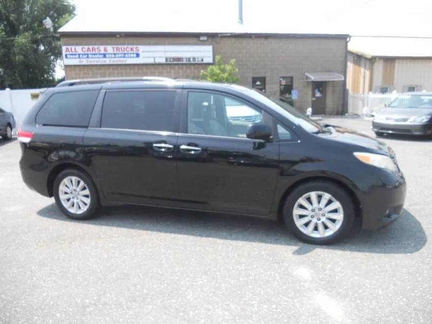 2012 Toyota Sienna XLE photo 1