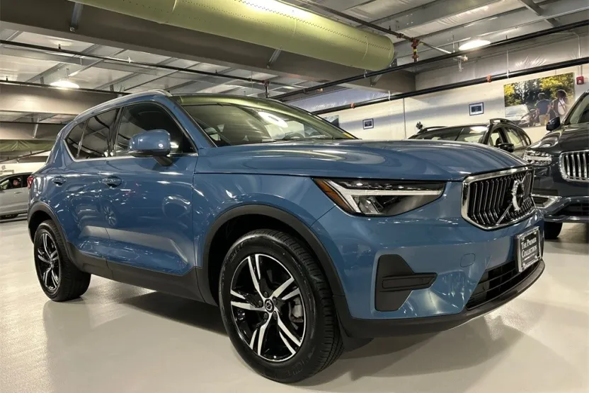 2025 Volvo XC40 Core photo 1