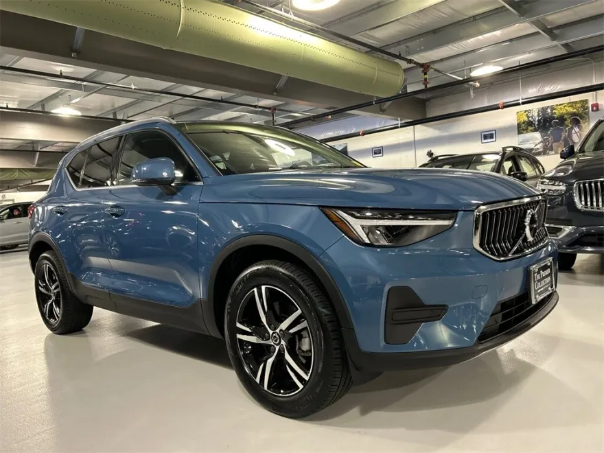 2025 Volvo XC40 Core photo 1