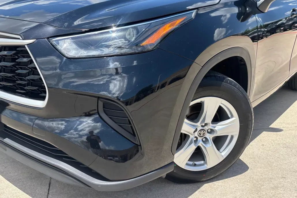2023 Toyota Highlander L photo 1
