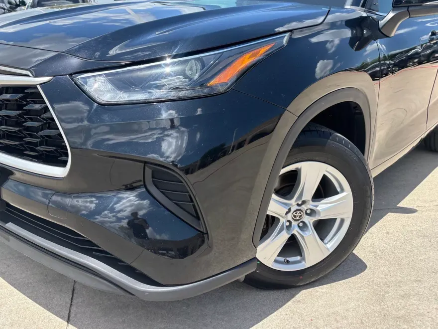 2023 Toyota Highlander L photo 1