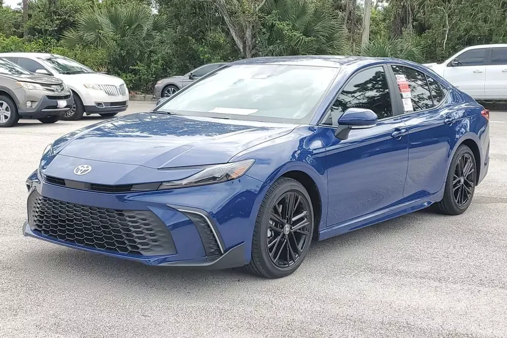 2025 Toyota Camry SE photo 1