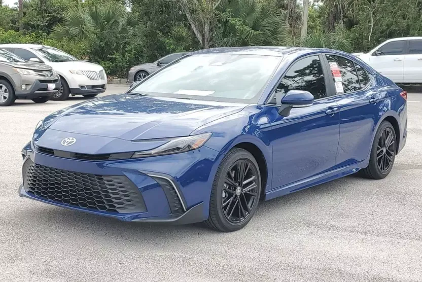 2025 Toyota Camry SE photo 1