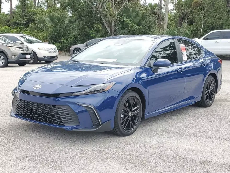 2025 Toyota Camry SE photo 1