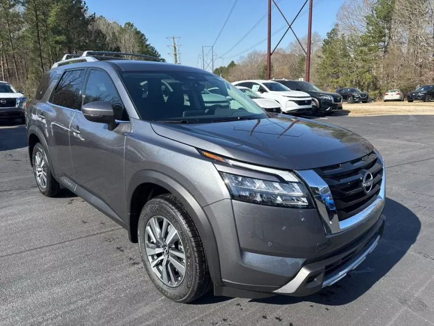 2025 Nissan Pathfinder SL photo 1
