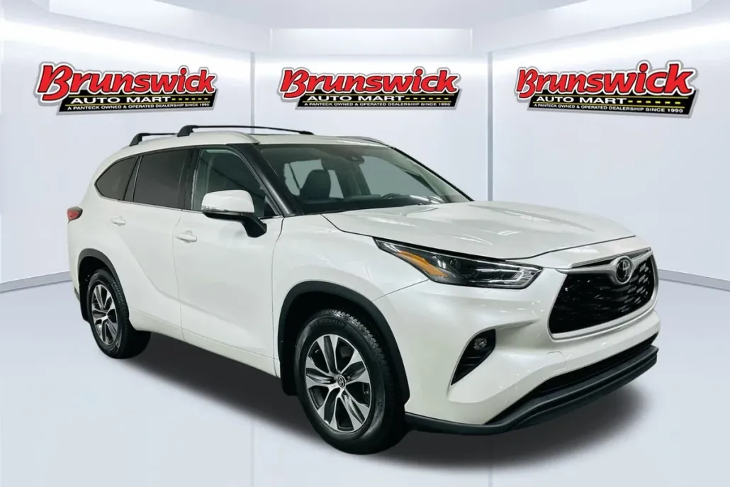 2022 Toyota Highlander XLE photo 1