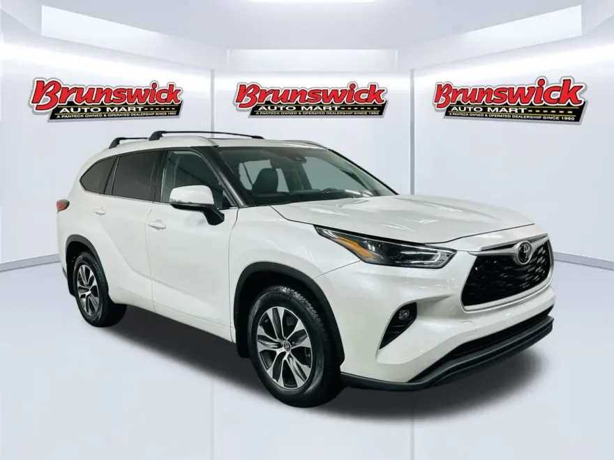 2022 Toyota Highlander XLE photo 1