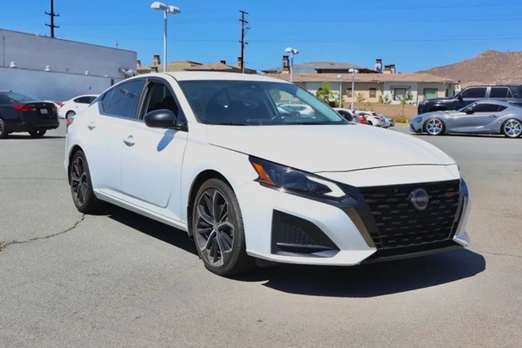 2023 Nissan Altima 2.5 SR photo 1