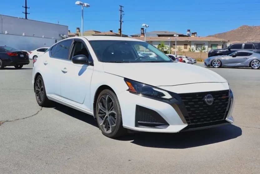 2023 Nissan Altima 2.5 SR photo 1