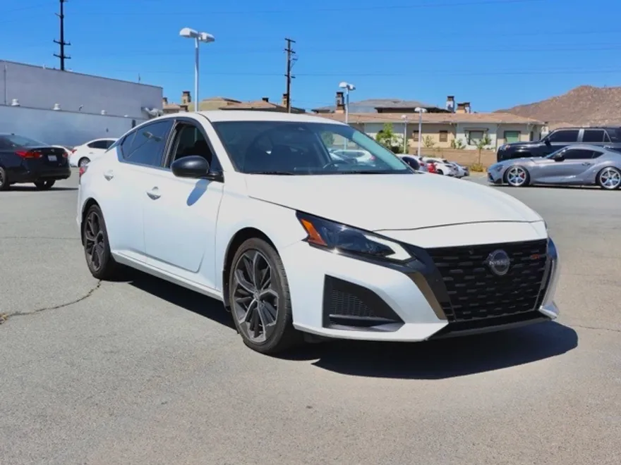 2023 Nissan Altima 2.5 SR photo 1