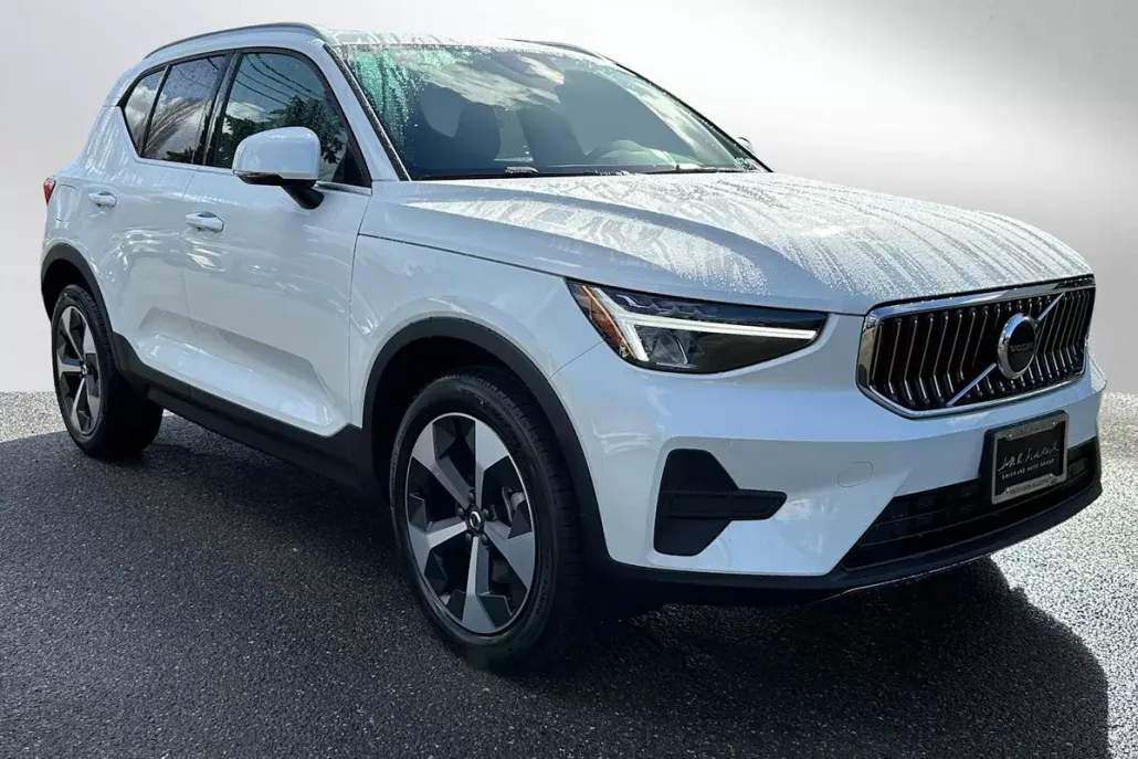 2025 Volvo XC40 Core photo 1
