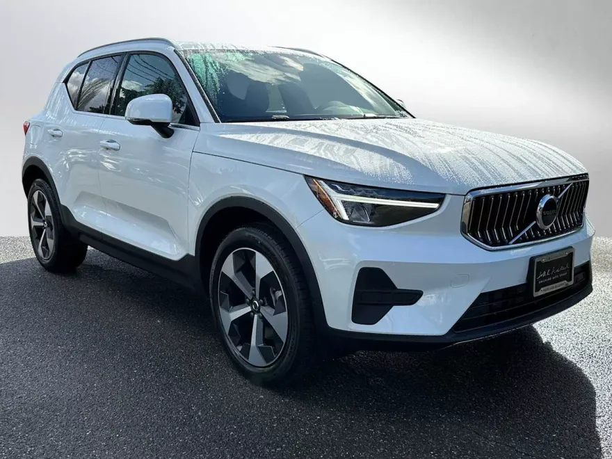 2025 Volvo XC40 Core photo 1