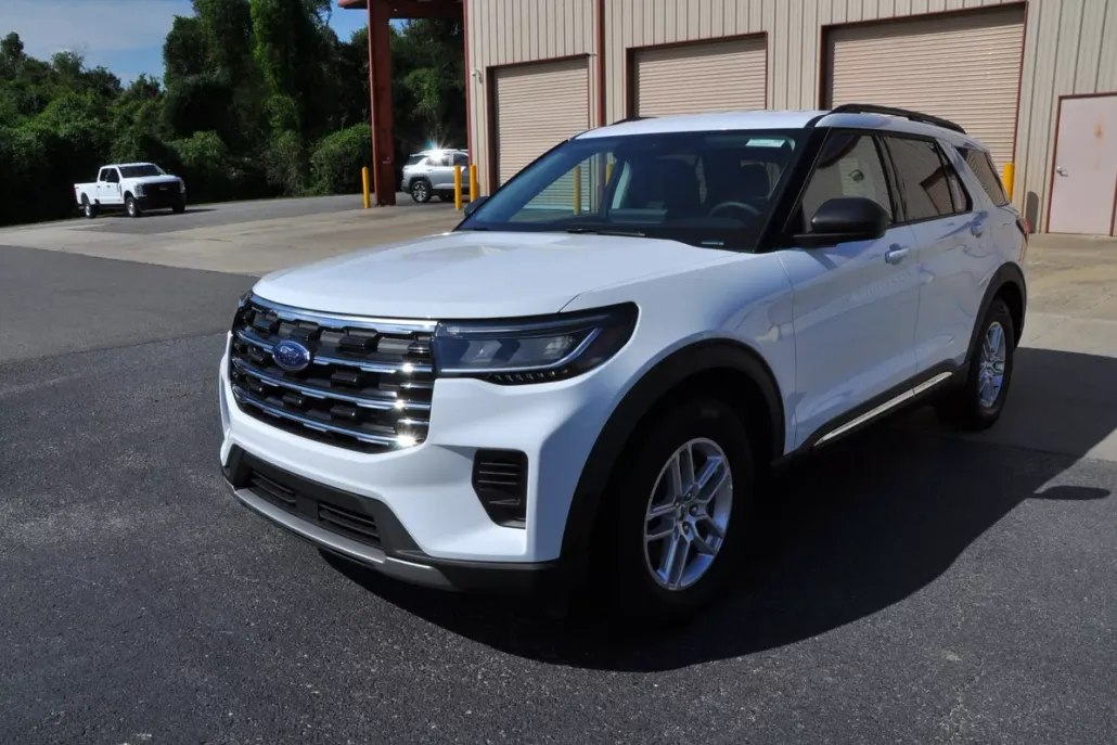 2025 Ford Explorer photo 1