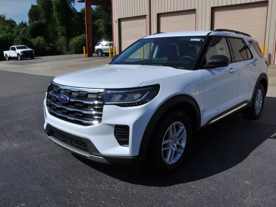 2025 Ford Explorer photo 1