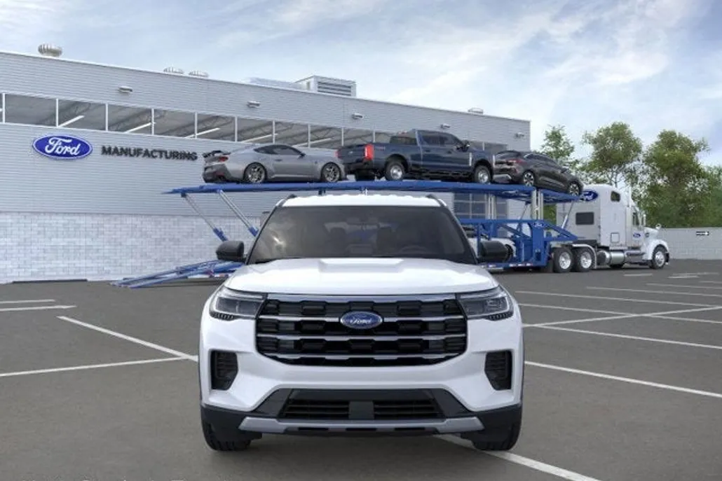 2025 Ford Explorer photo 1