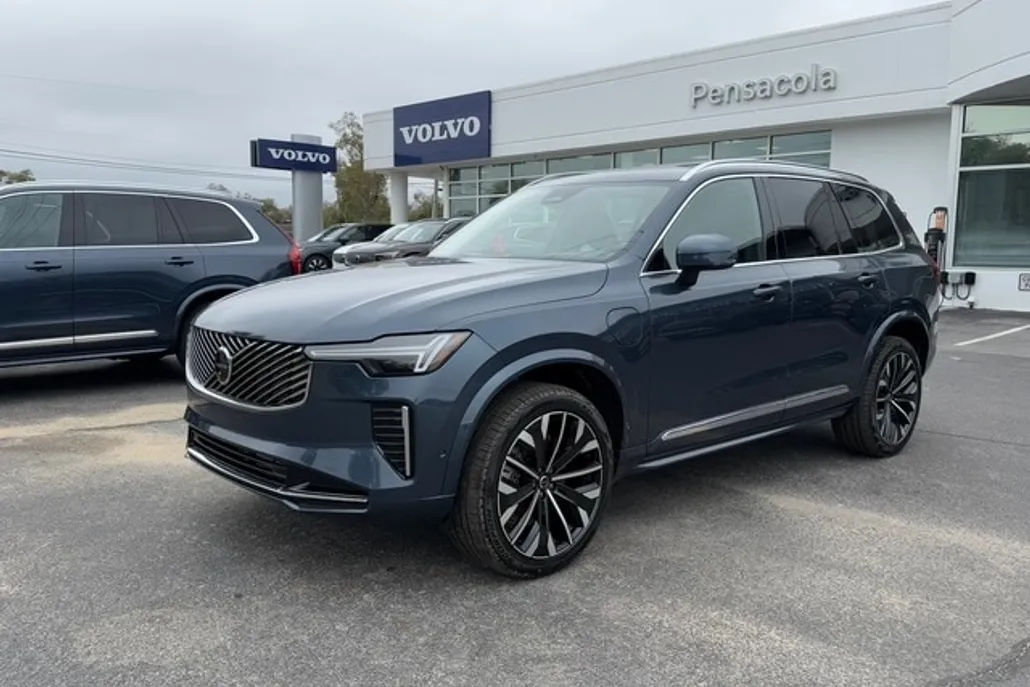 2025 Volvo XC90 T8 photo 1
