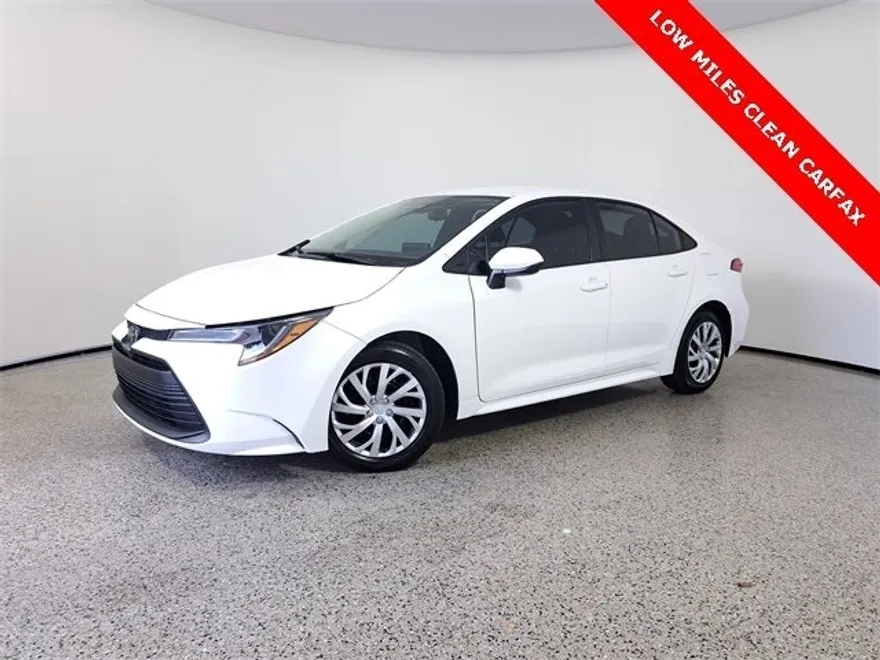 2024 Toyota Corolla LE photo 1