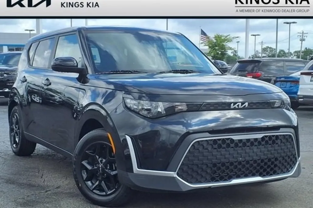 2023 Kia Soul LX photo 1