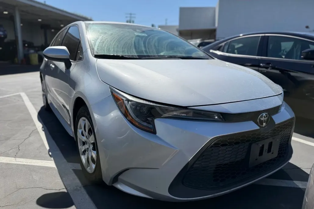 2021 Toyota Corolla LE photo 1