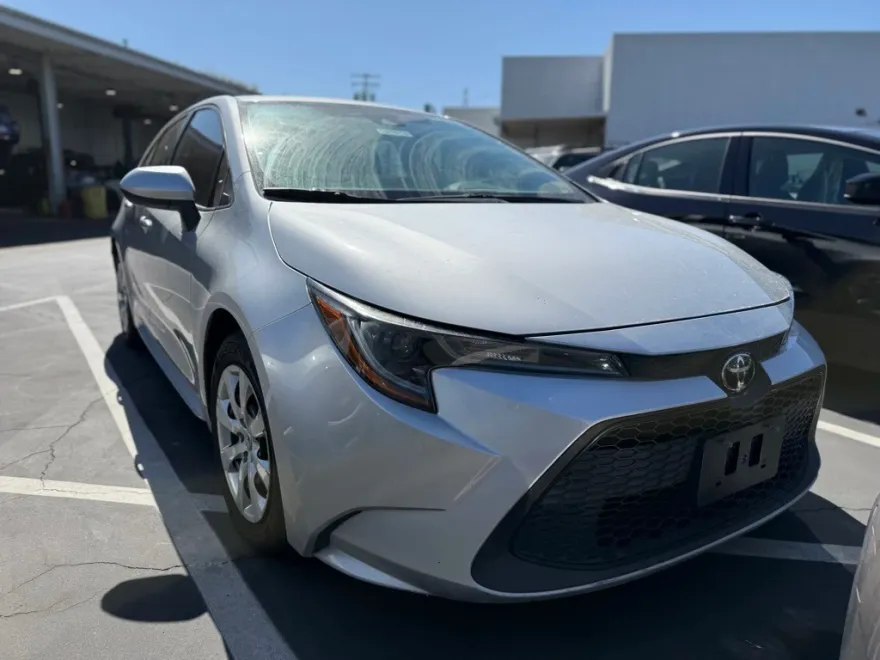 2021 Toyota Corolla LE photo 1