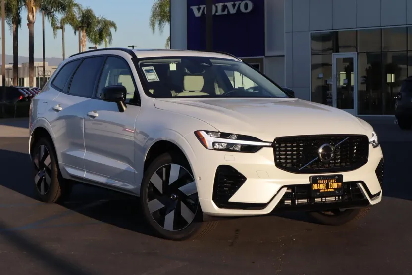 2025 Volvo XC60 Hybrid T8 Plus photo 1