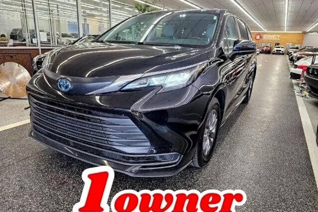 2023 Toyota Sienna LE photo 1